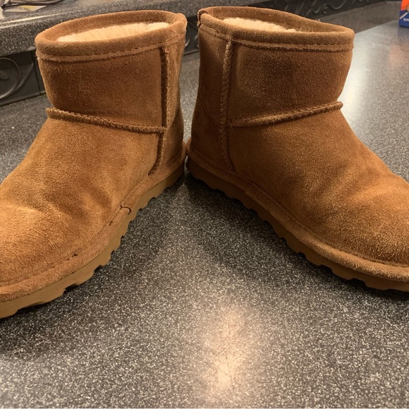 Youth size 1 bear paw boots. Used. Great condition - Picture 6 of 6